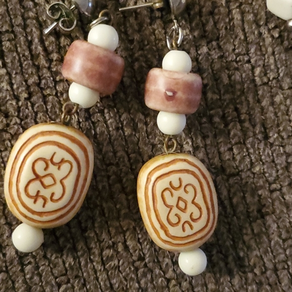 3 for $20 🤑Vintage plastic earrings(2 pair) - Picture 2 of 3